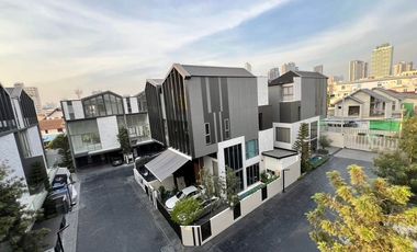 For rent 3 bedrooms house in Phra Khanong, Bangkok