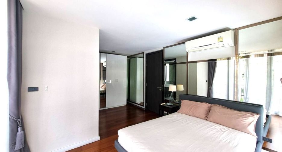 For rent 4 bedrooms townhouse in Watthana, Bangkok