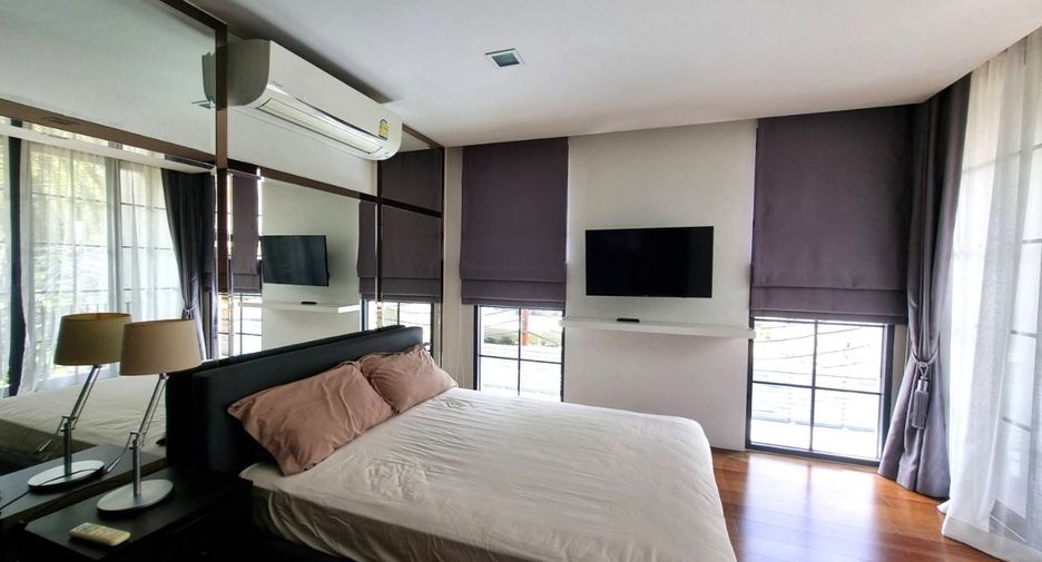 For rent 4 bedrooms townhouse in Watthana, Bangkok