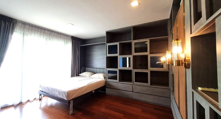 For rent 4 bedrooms townhouse in Watthana, Bangkok