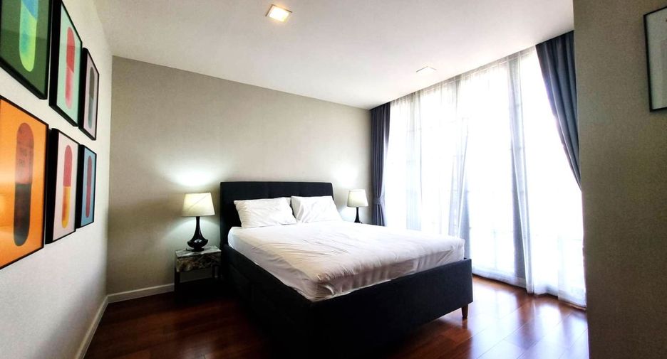 For rent 4 bedrooms townhouse in Watthana, Bangkok