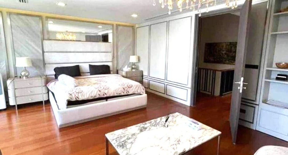 For rent 4 bedrooms townhouse in Watthana, Bangkok