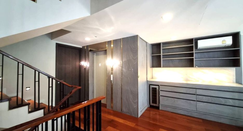 For rent 4 bedrooms townhouse in Watthana, Bangkok