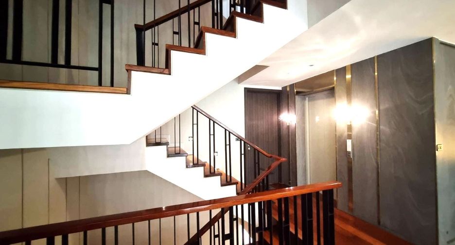 For rent 4 bedrooms townhouse in Watthana, Bangkok