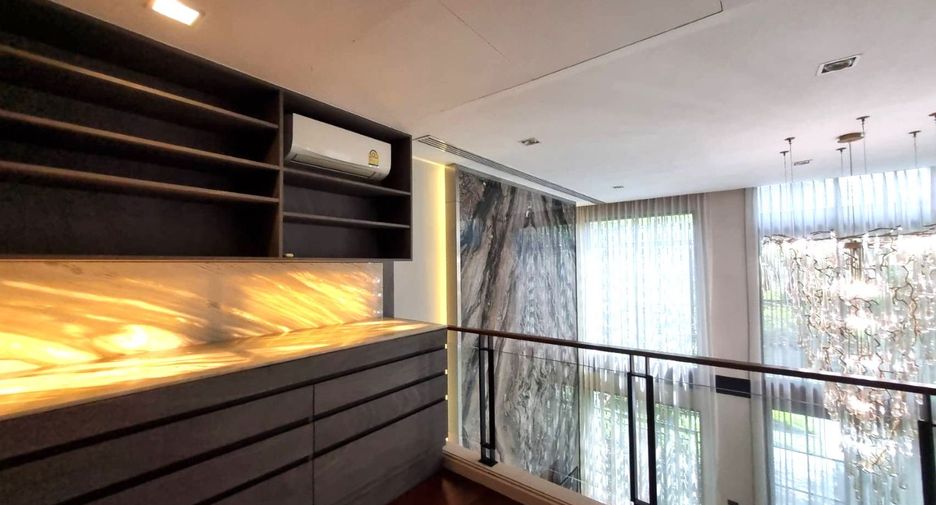 For rent 4 bedrooms townhouse in Watthana, Bangkok