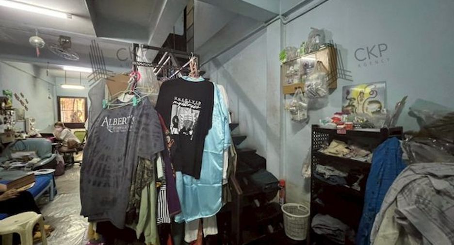 For sale 3 bedrooms townhouse in Bang Phlat, Bangkok