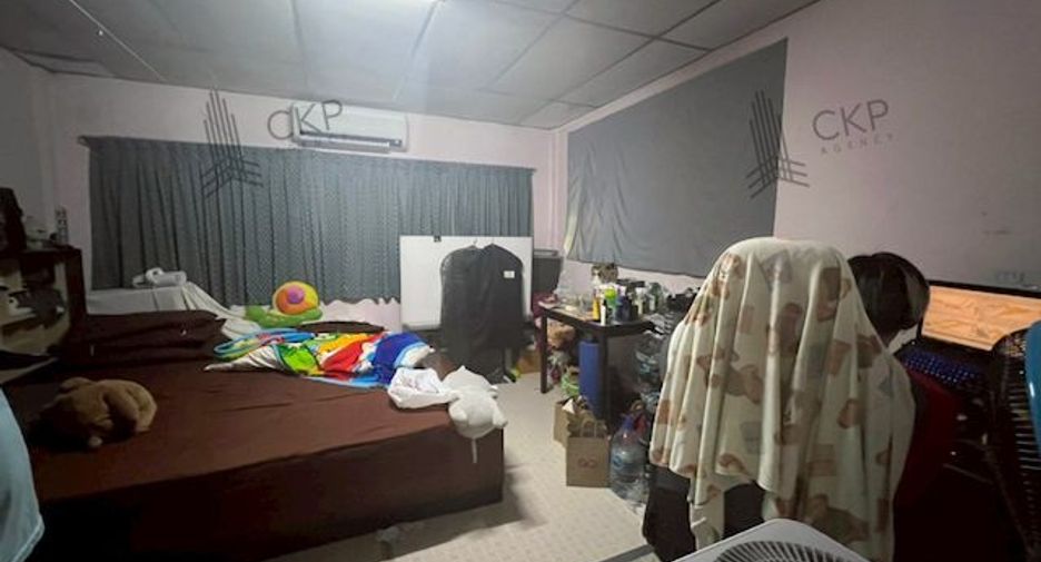For sale 3 bedrooms townhouse in Bang Phlat, Bangkok