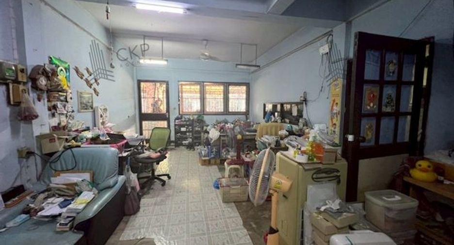For sale 3 bedrooms townhouse in Bang Phlat, Bangkok