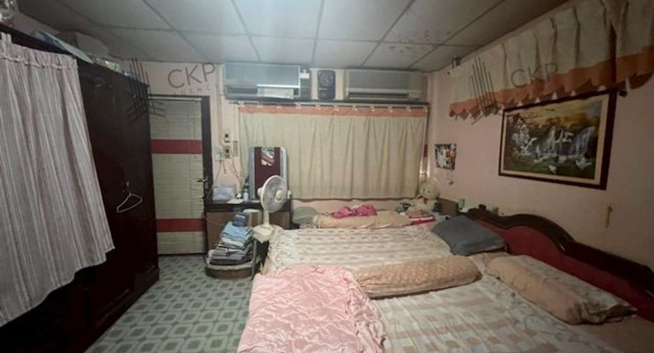 For sale 3 bedrooms townhouse in Bang Phlat, Bangkok