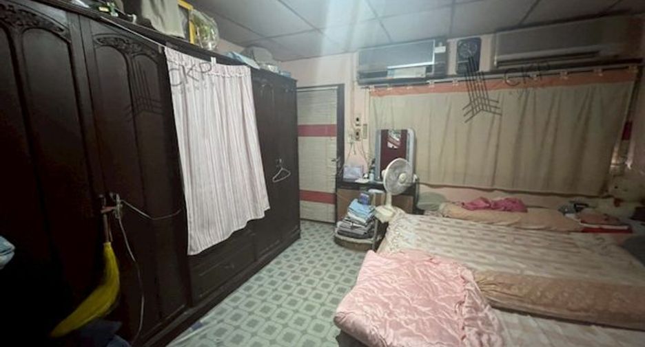 For sale 3 bedrooms townhouse in Bang Phlat, Bangkok
