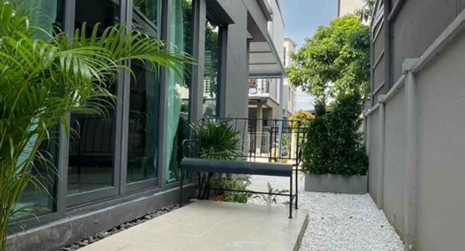 For rent 3 bedrooms house in Saphan Sung, Bangkok