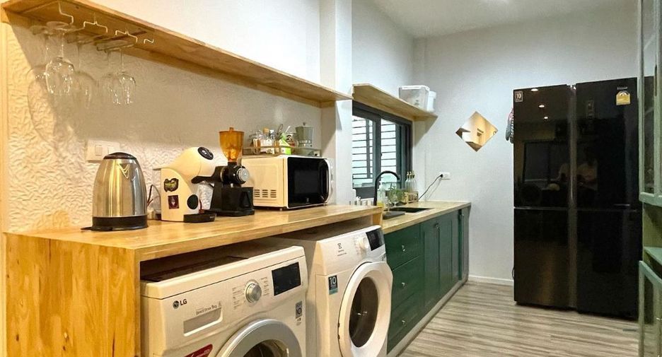 For rent 3 bedrooms house in Saphan Sung, Bangkok
