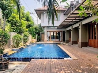 À louer 4 chambres maison à Lat Phrao, Bangkok