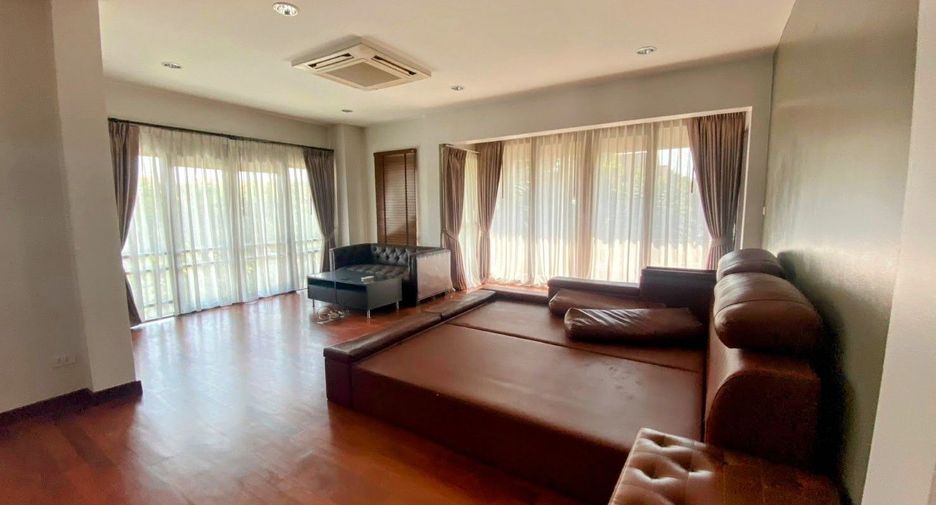 Casa en alquiler de 4 habitaciones en Lat Phrao, Bangkok