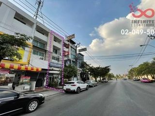 Local comercial en venta de 4 habitaciones en Bang Khen, Bangkok