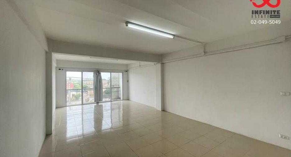 Local comercial en venta de 4 habitaciones en Bang Khen, Bangkok