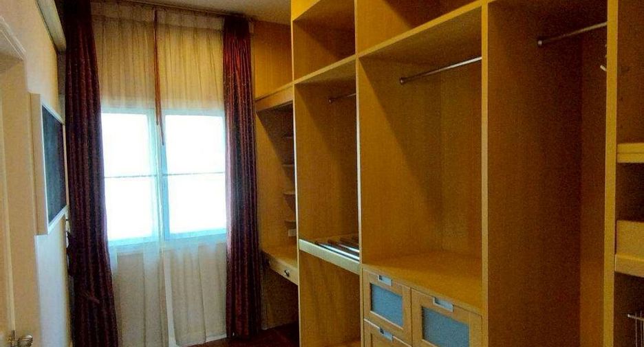 For sale 5 bedrooms house in Mueang Nonthaburi, Nonthaburi
