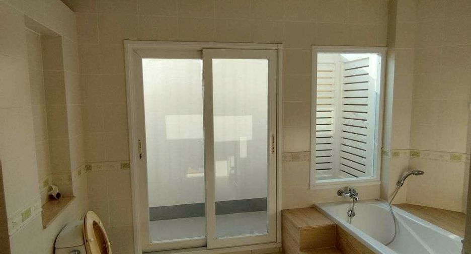 For sale 5 bedrooms house in Mueang Nonthaburi, Nonthaburi