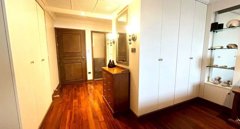 For rent 2 bedrooms condo in Sathon, Bangkok