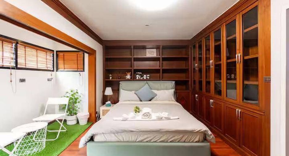 For rent 4 bedrooms house in Watthana, Bangkok