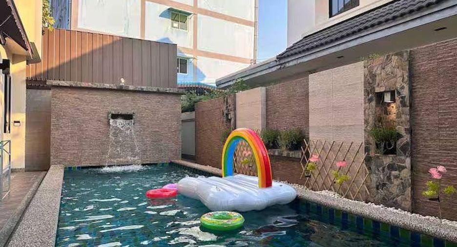 For rent 4 bedrooms house in Watthana, Bangkok