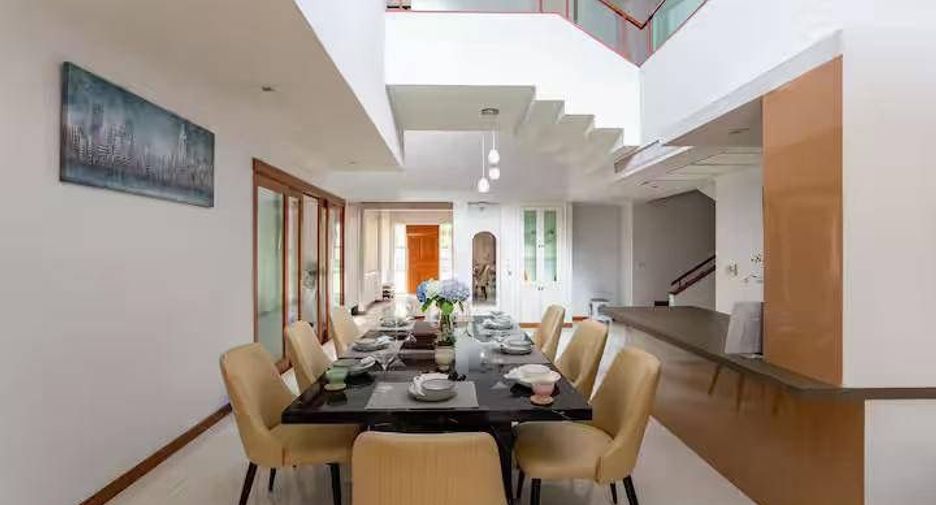 For rent 4 bedrooms house in Watthana, Bangkok