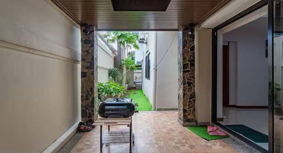 For rent 4 bedrooms house in Watthana, Bangkok