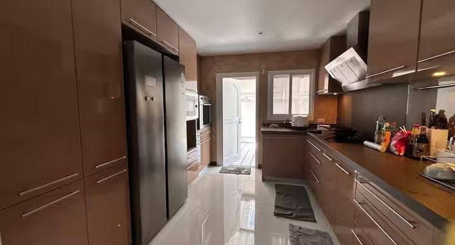 For rent 4 bedrooms house in Watthana, Bangkok