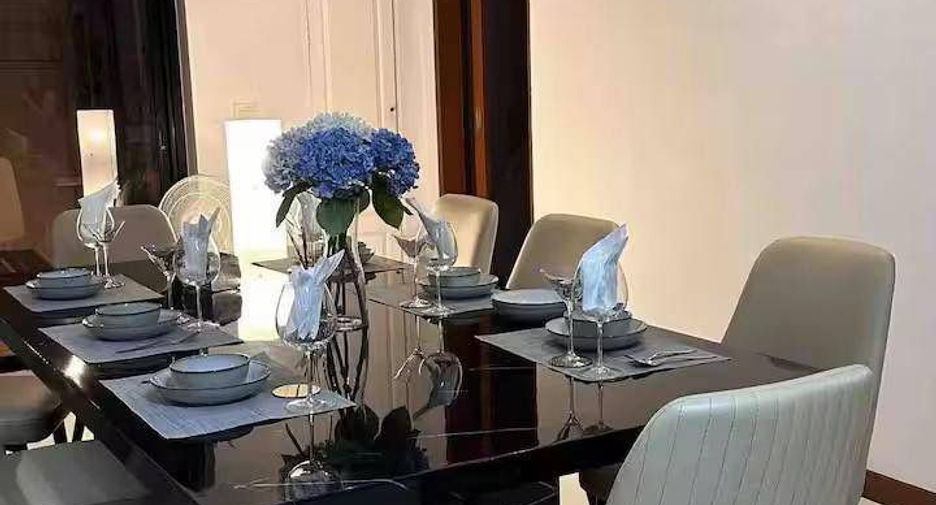 For rent 4 bedrooms house in Watthana, Bangkok