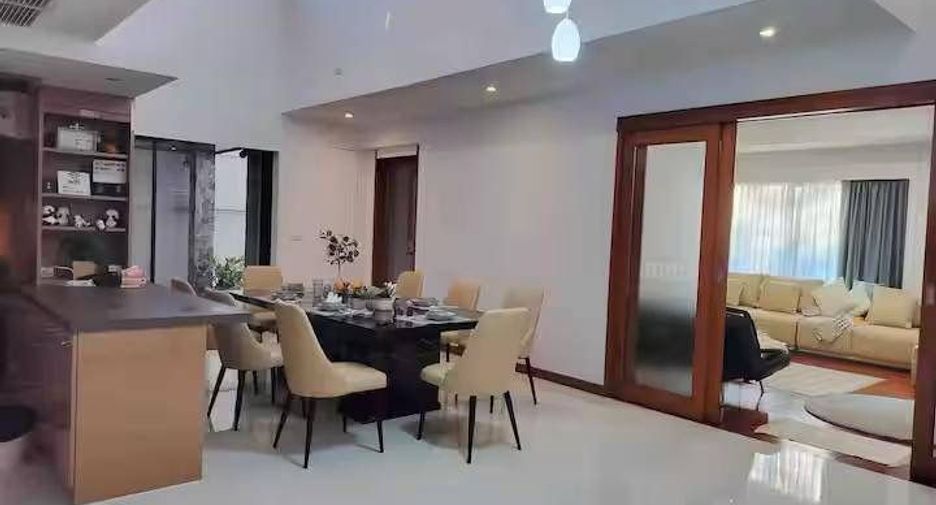 For rent 4 bedrooms house in Watthana, Bangkok