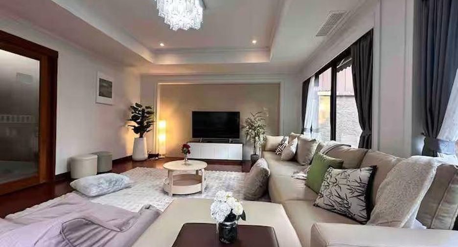 For rent 4 bedrooms house in Watthana, Bangkok