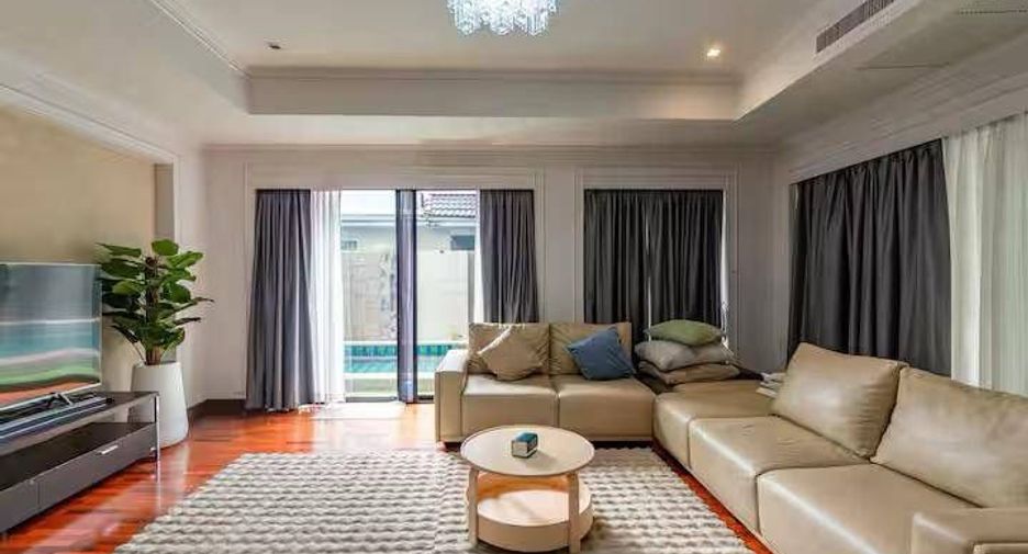 For rent 4 bedrooms house in Watthana, Bangkok