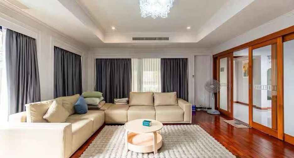 For rent 4 bedrooms house in Watthana, Bangkok