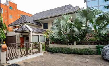 For rent 4 bedrooms house in Watthana, Bangkok