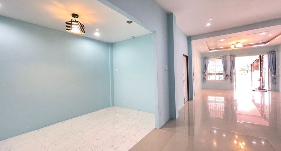For sale 3 bedrooms townhouse in Mueang Surat Thani, Surat Thani