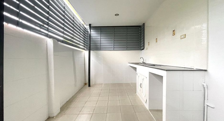 For sale 3 bedrooms townhouse in Mueang Surat Thani, Surat Thani