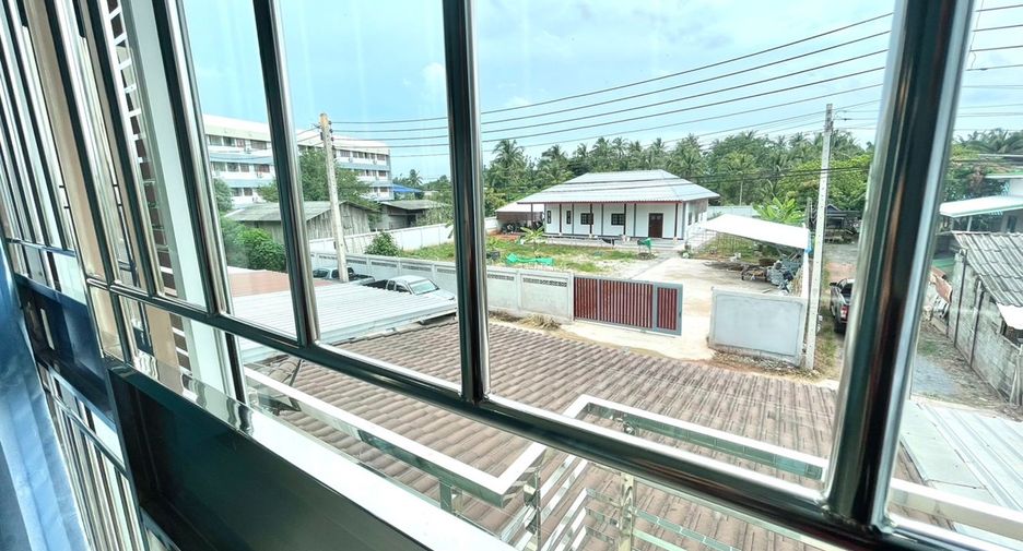 For sale 3 bedrooms townhouse in Mueang Surat Thani, Surat Thani