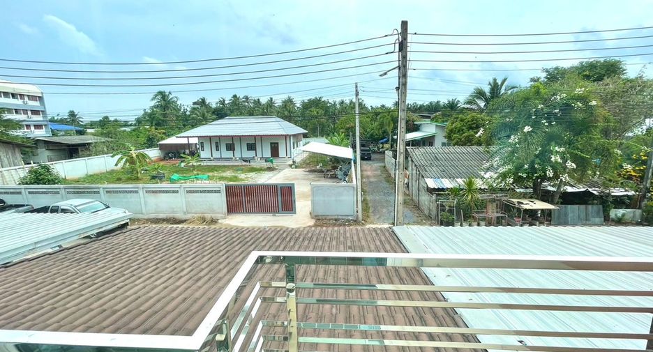 For sale 3 bedrooms townhouse in Mueang Surat Thani, Surat Thani
