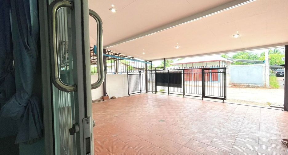For sale 3 bedrooms townhouse in Mueang Surat Thani, Surat Thani