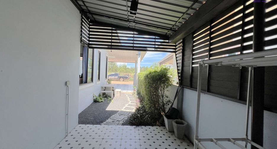 For sale 2 bedrooms house in Kanchanadit, Surat Thani