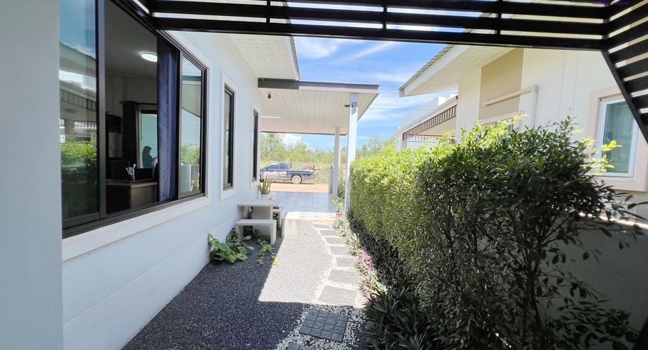 For sale 2 bedrooms house in Kanchanadit, Surat Thani