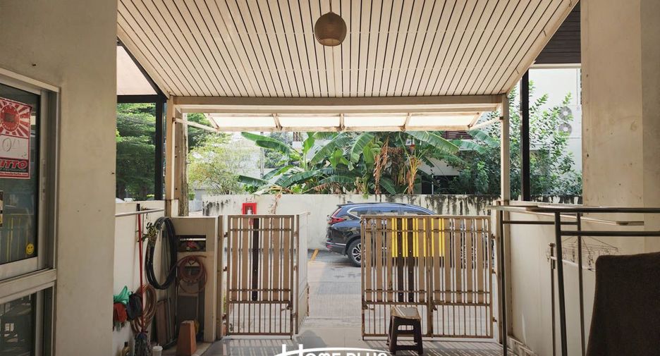 For sale 4 bedrooms townhouse in Yan Nawa, Bangkok