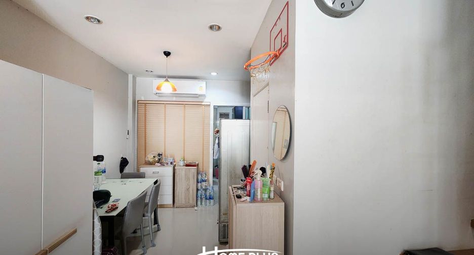 For sale 4 bedrooms townhouse in Yan Nawa, Bangkok