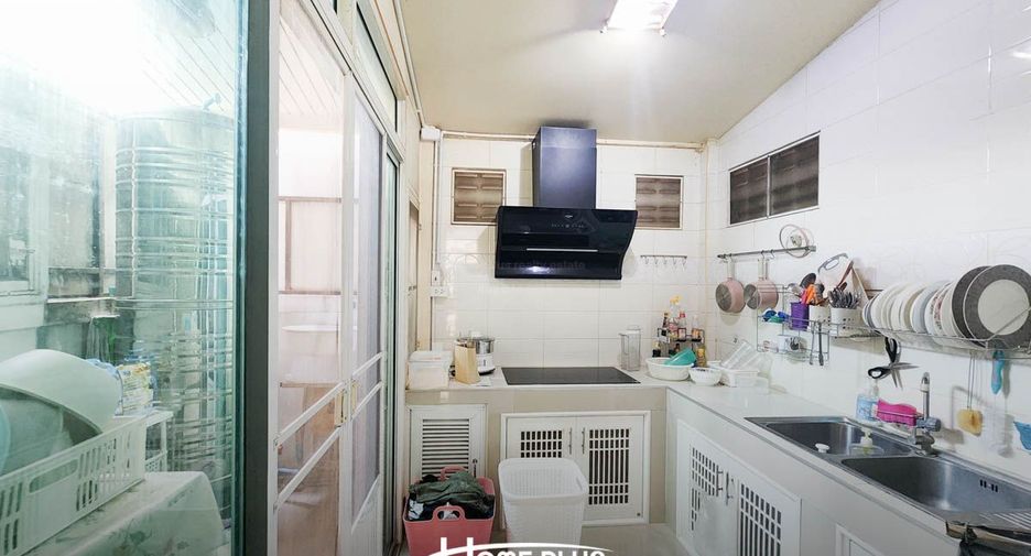 For sale 4 bedrooms townhouse in Yan Nawa, Bangkok