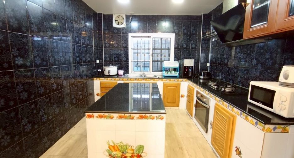 Haus zur Miete und zum Kauf mit 8 Zimmer in Bang Lamung, Chonburi