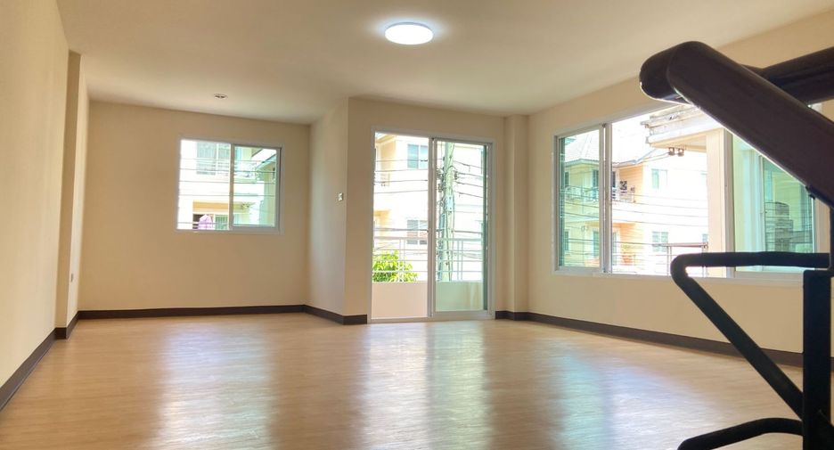 For sale 3 bedrooms house in Thawi Watthana, Bangkok