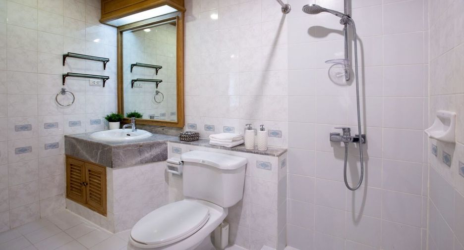For rent 4 bedrooms condo in Watthana, Bangkok