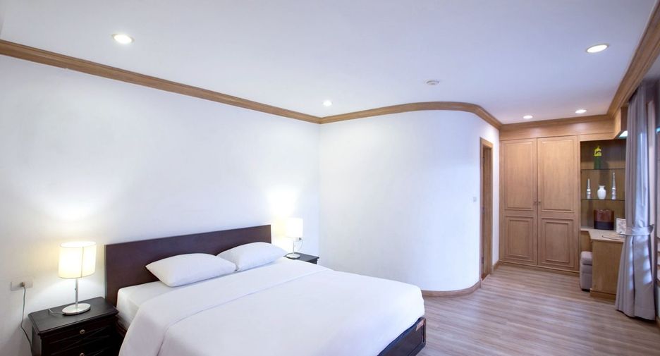 For rent 4 bedrooms condo in Watthana, Bangkok