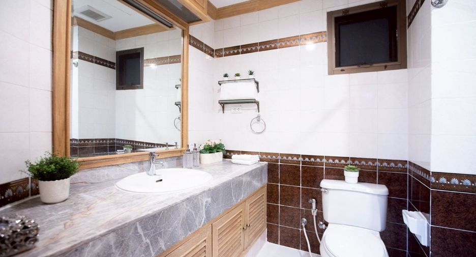 For rent 4 bedrooms condo in Watthana, Bangkok
