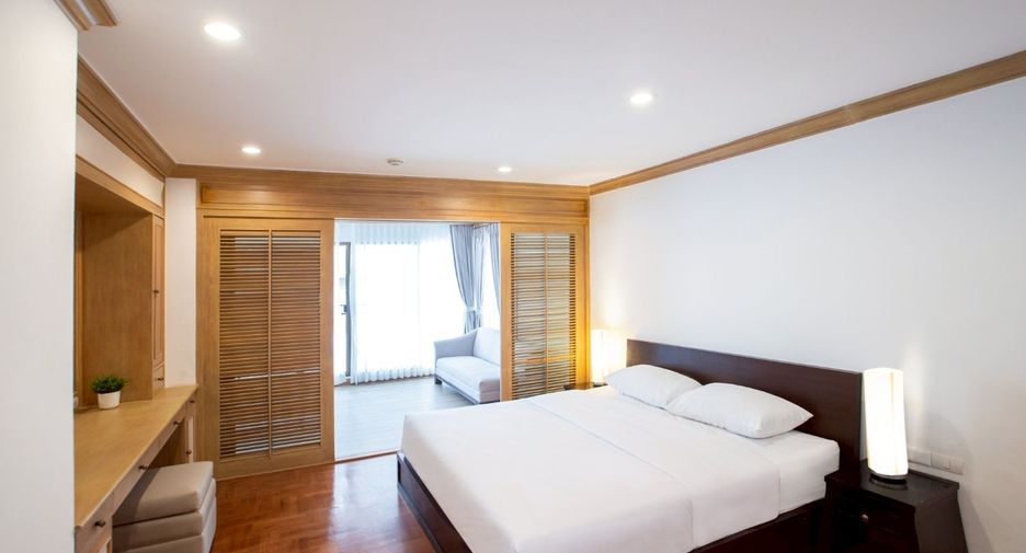 For rent 4 bedrooms condo in Watthana, Bangkok